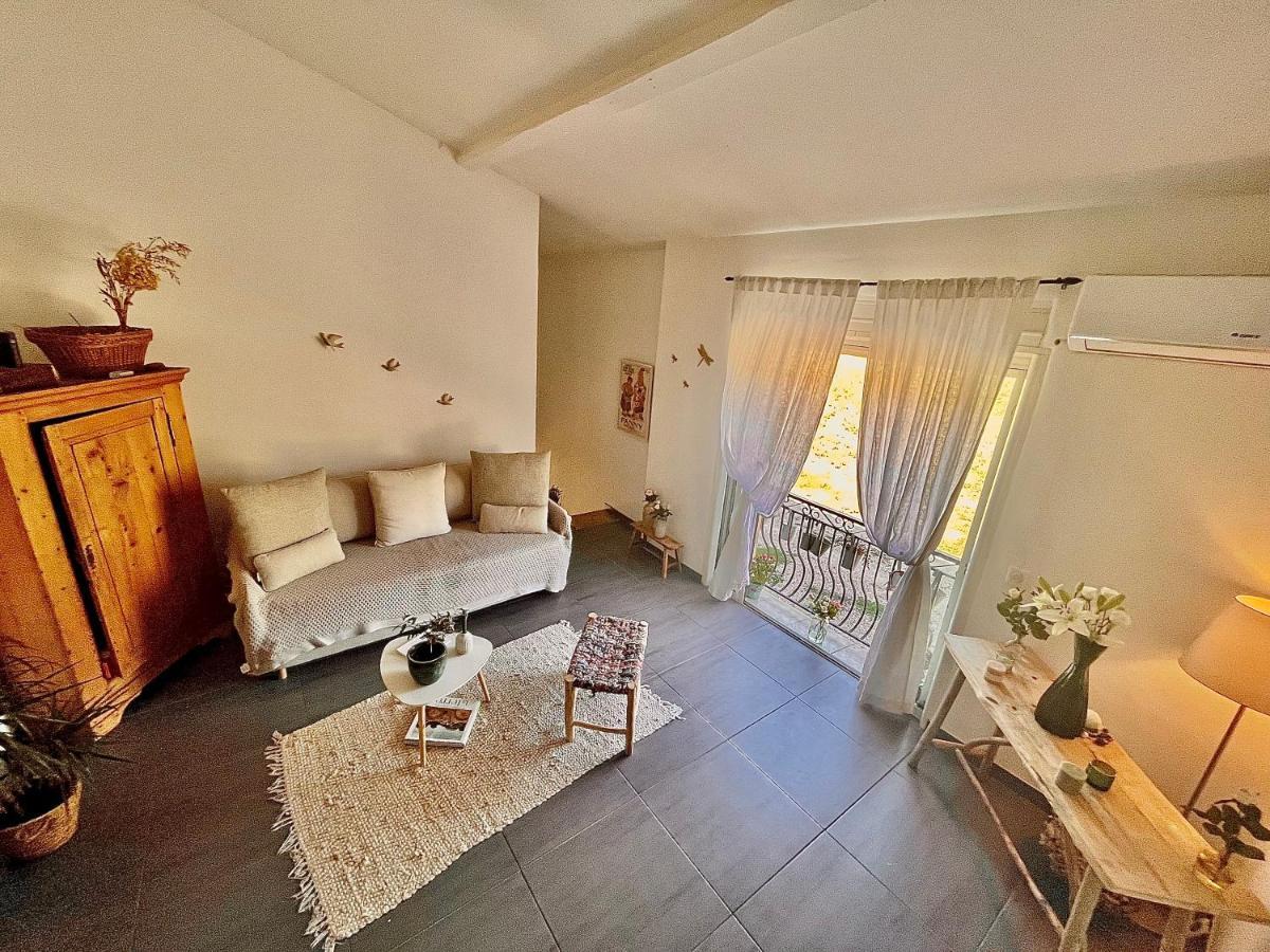 Appartamento Loft Atypique Au Milieu Des Champs Tourrettes Esterno foto