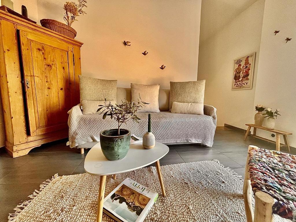 Appartamento Loft Atypique Au Milieu Des Champs Tourrettes Esterno foto